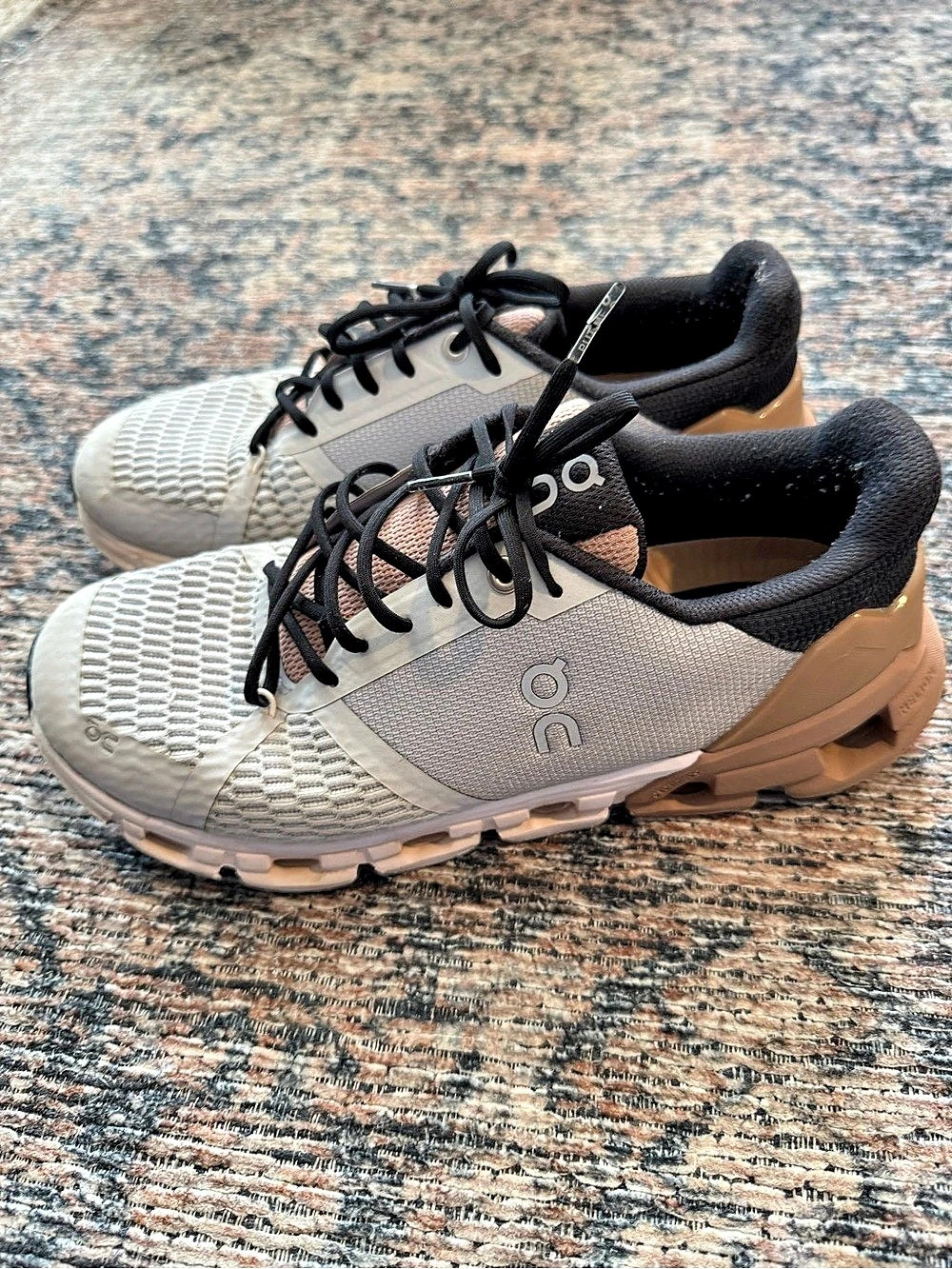 On Cloudflyer Glacier Rosebrown Athletic Shoes US 8.5 Gray & Black